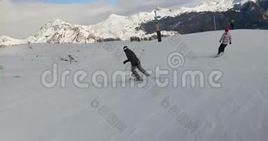 在阿尔卑斯山<strong>滑</strong>雪